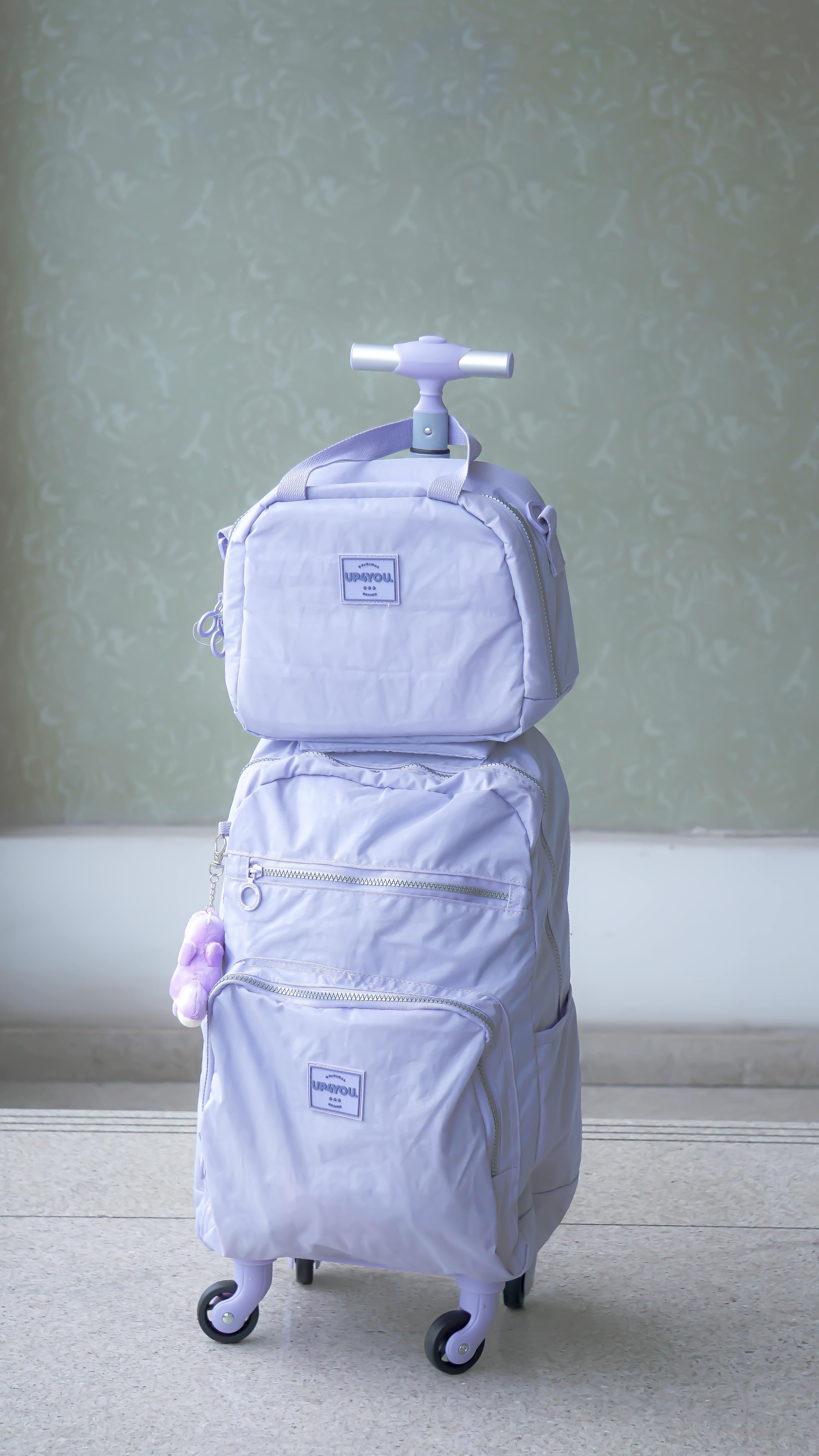 Four-wheeled travel case equipped with an adjustable handle Rolling Luggage with Adjustable Handle: Four-Wheeled Suitcase Equipped with a Manipulable Handle