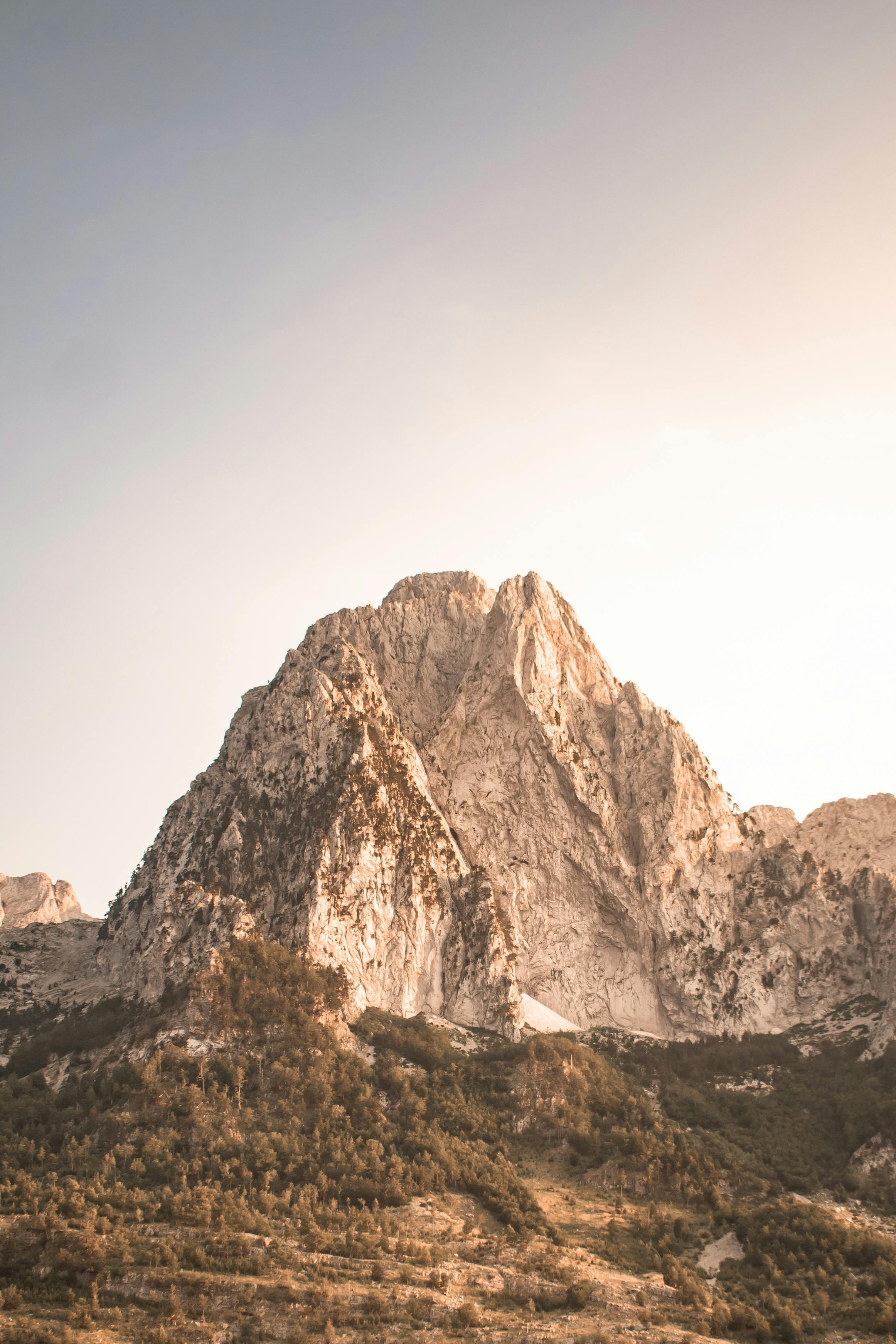 Under Dino Toppmöller, Eintracht Frankfurt hosts FC St. Pauli on the designated Sunday.
