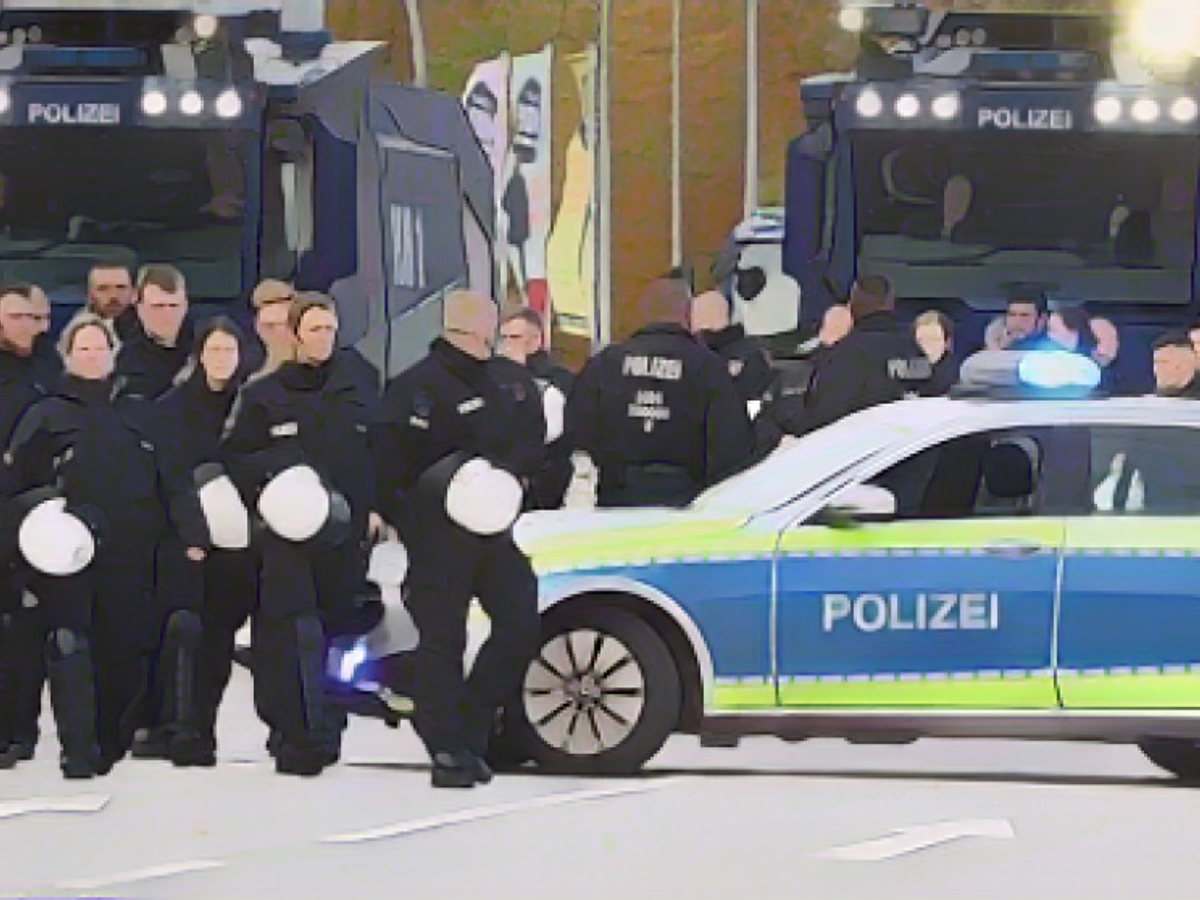 800 leftists march through Hamburg's city center