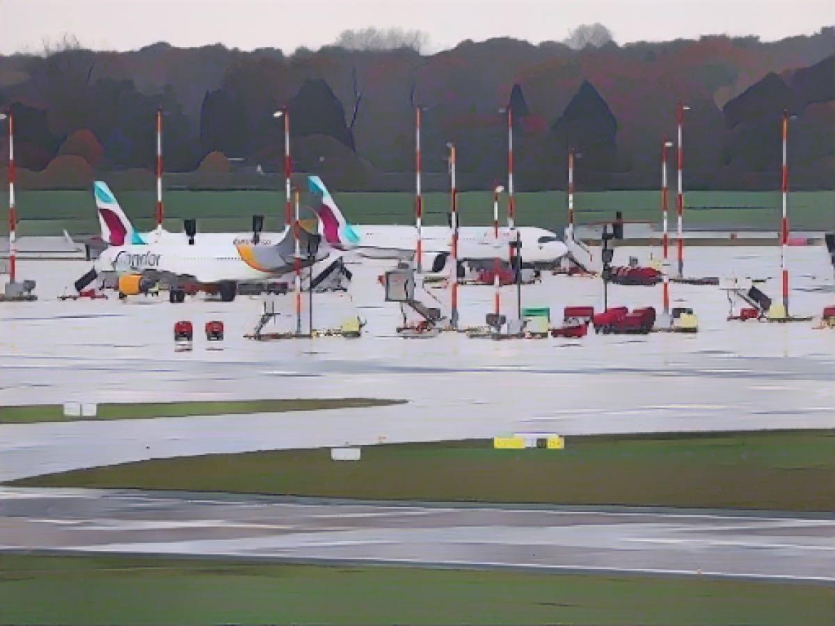 Police with numerous task forces at Hamburg Airport