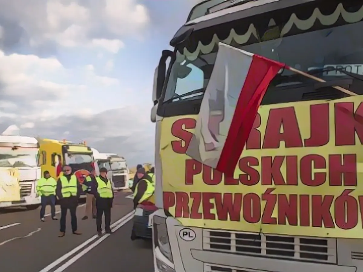 Polish truck drivers extend blockade of border crossings to Ukraine