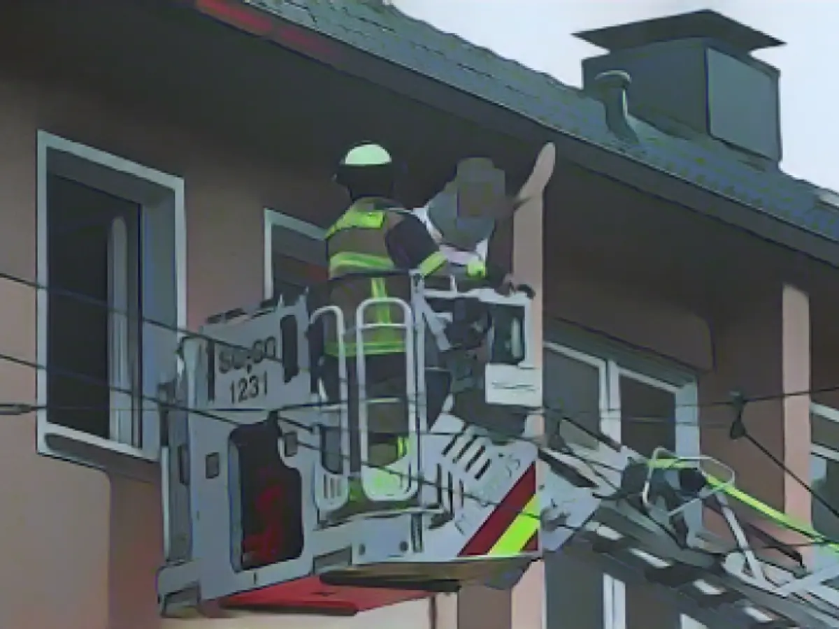 Injured woman escapes from window thanks to fire department