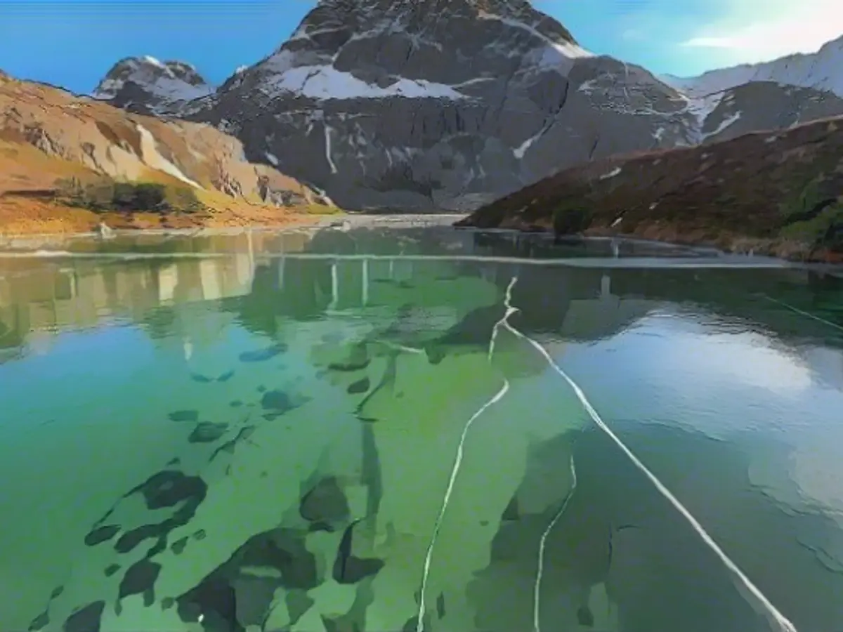Lake in Alaska fascinates with "ice window"