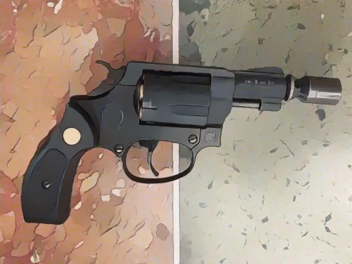 Woman (29) draws revolver and threatens driver