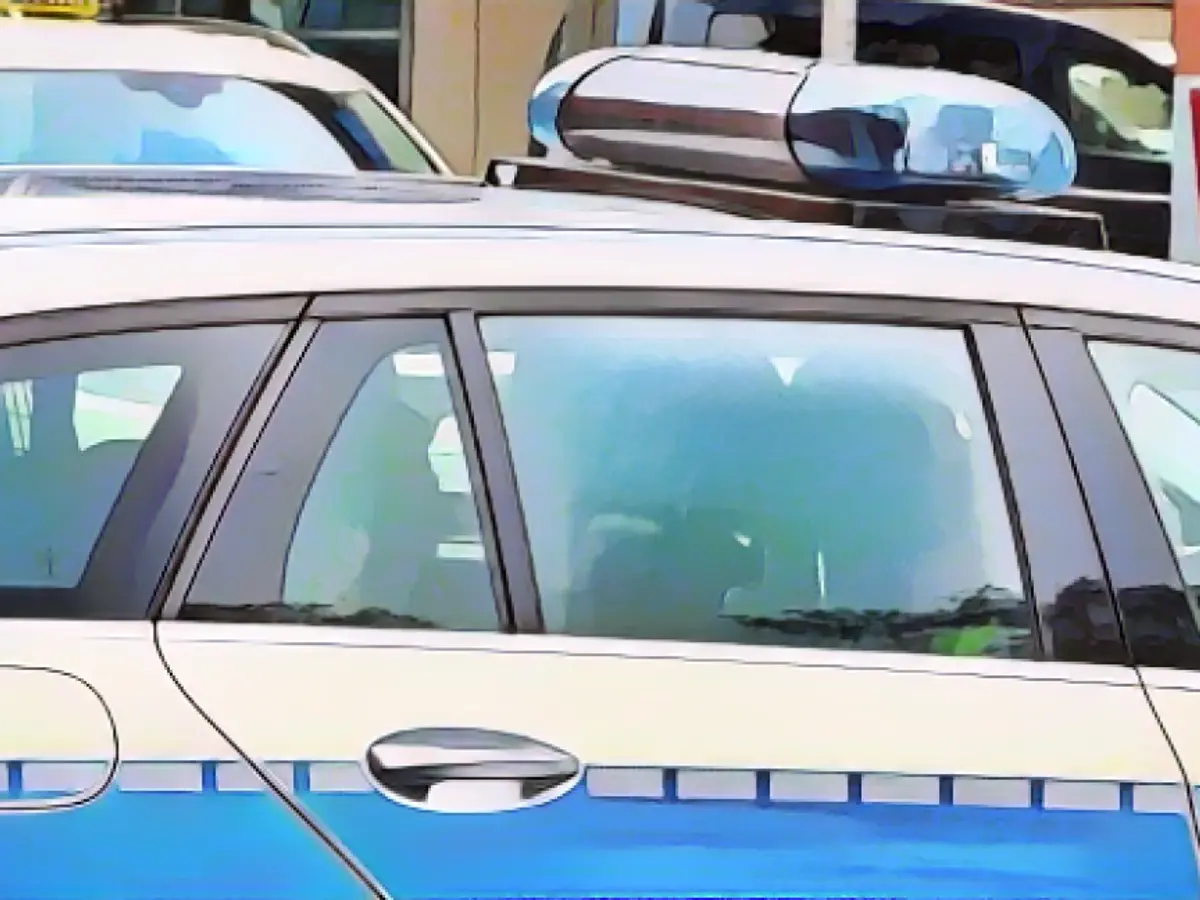 Special unit pulls man out of Elphi - because of vodka bottle!