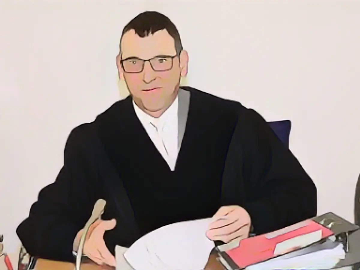 Too few judges, too many smuggling trials!