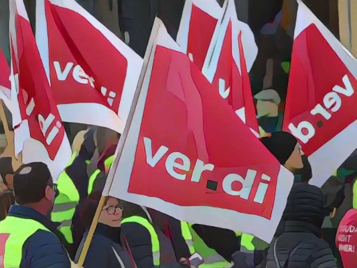 One hundred public sector employees on warning strike