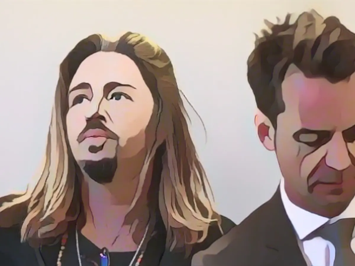 Expert analyzes all video recordings