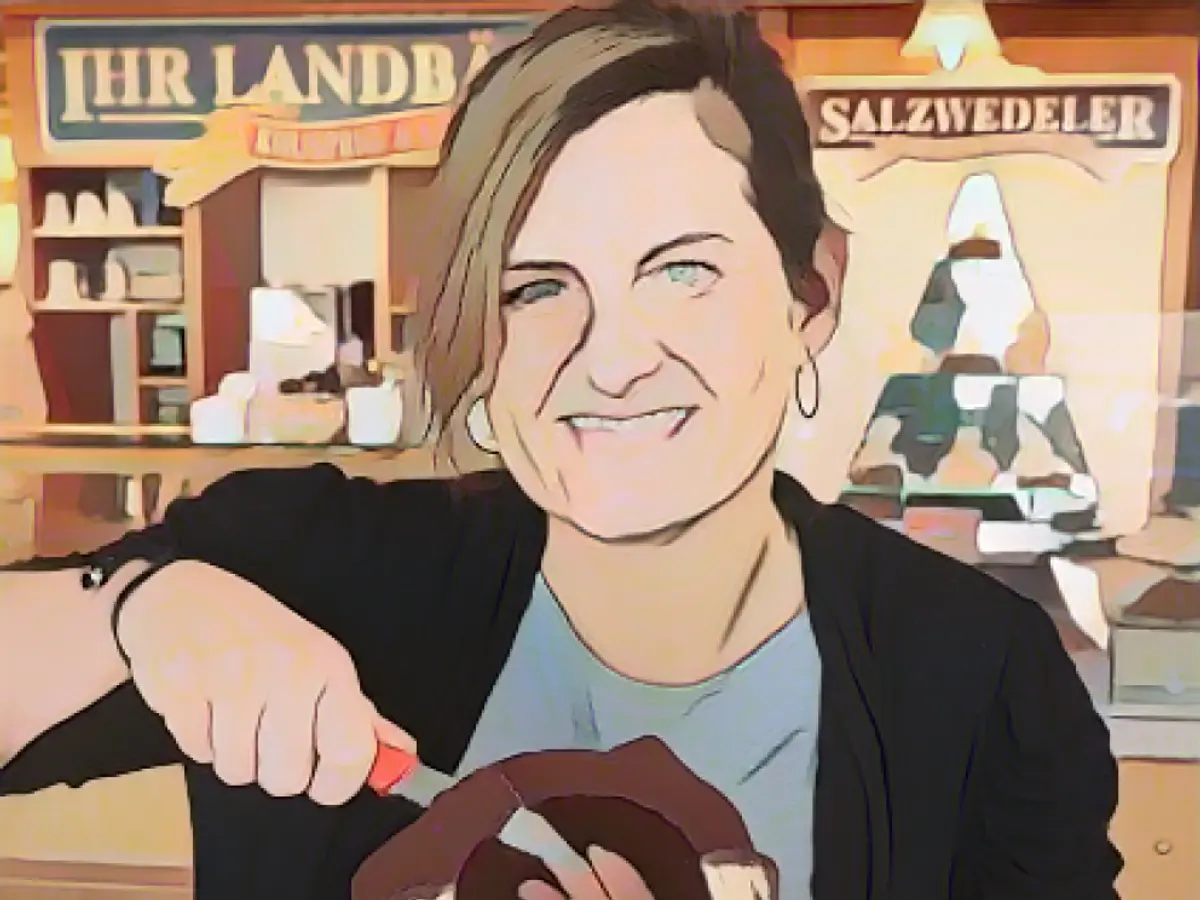 15 million people watch Kristin slicing cakes