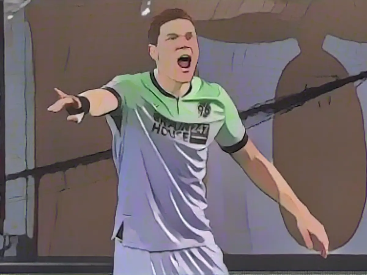 Halstenberg outpaces Stindl and Kruse