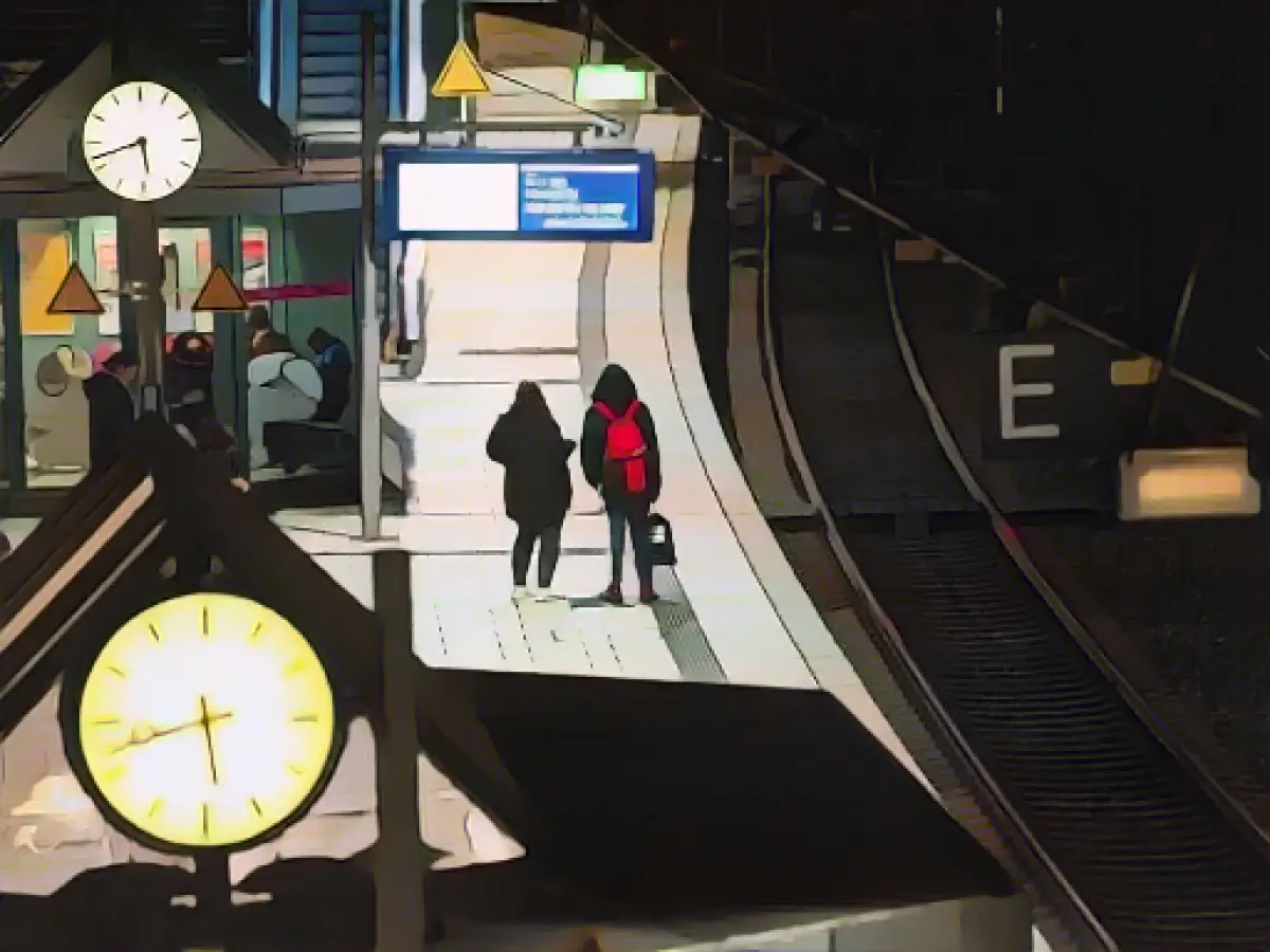 Almost empty stations in the north - emergency timetable due to warning strike