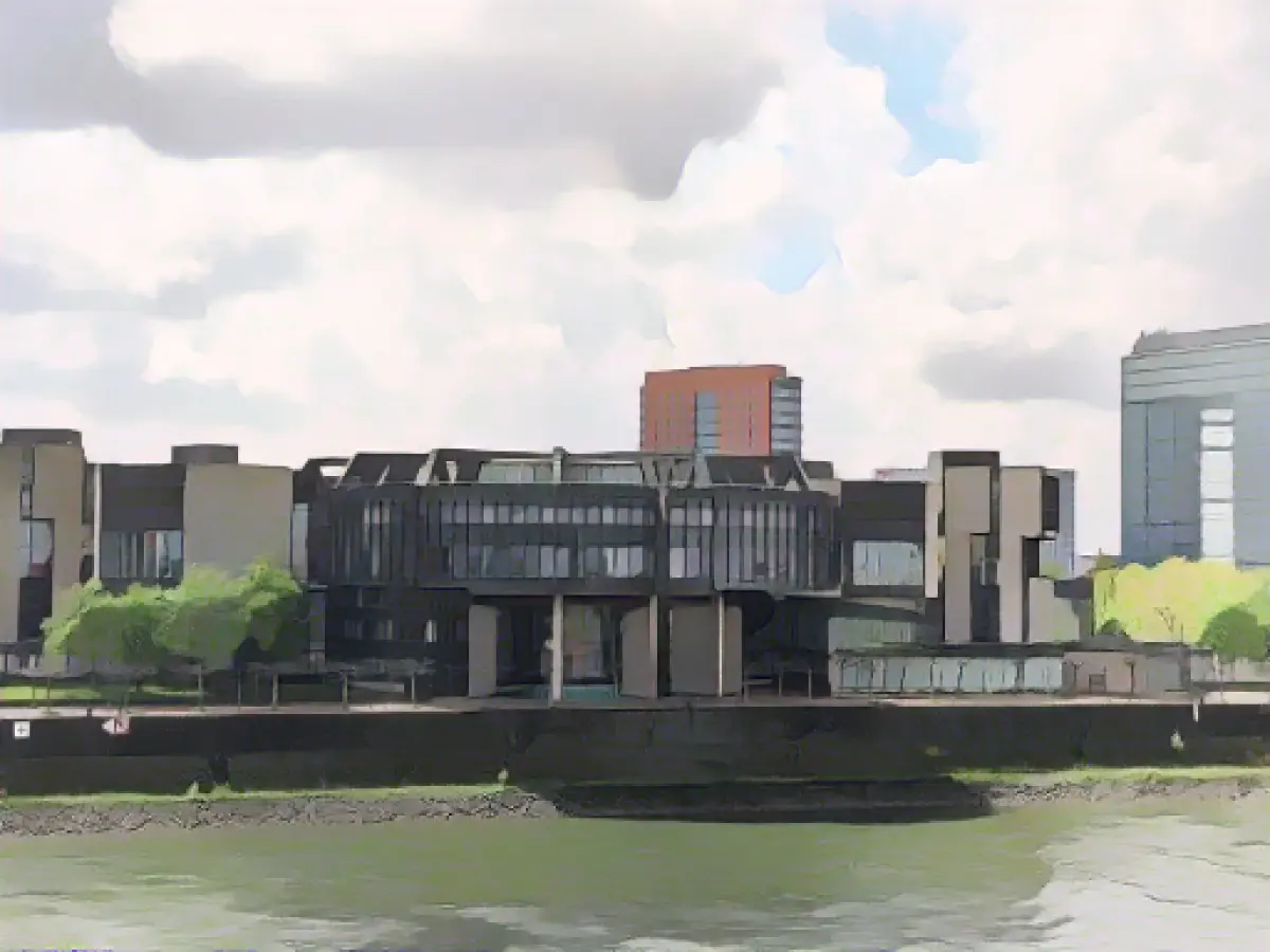 NRW Youth Parliament debates politics as a compulsory subject