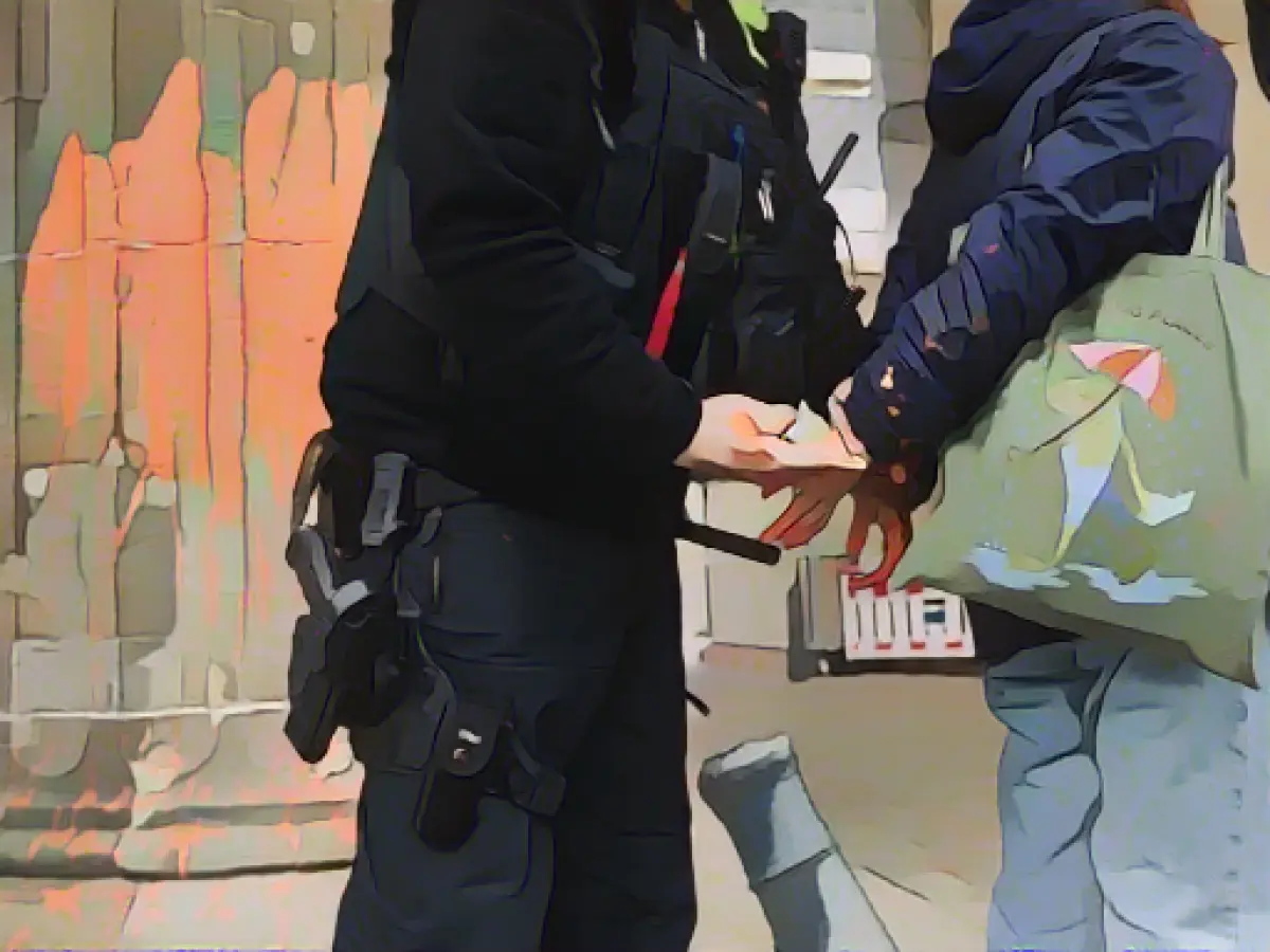 Brandenburg Gate smeared with paint again