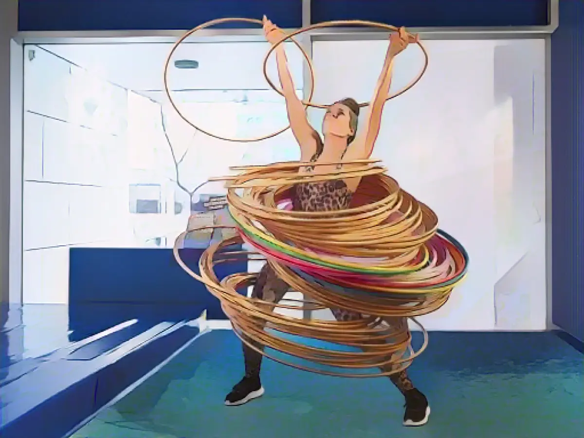 More than 80 hoops: Berlin woman sets hula hoop record