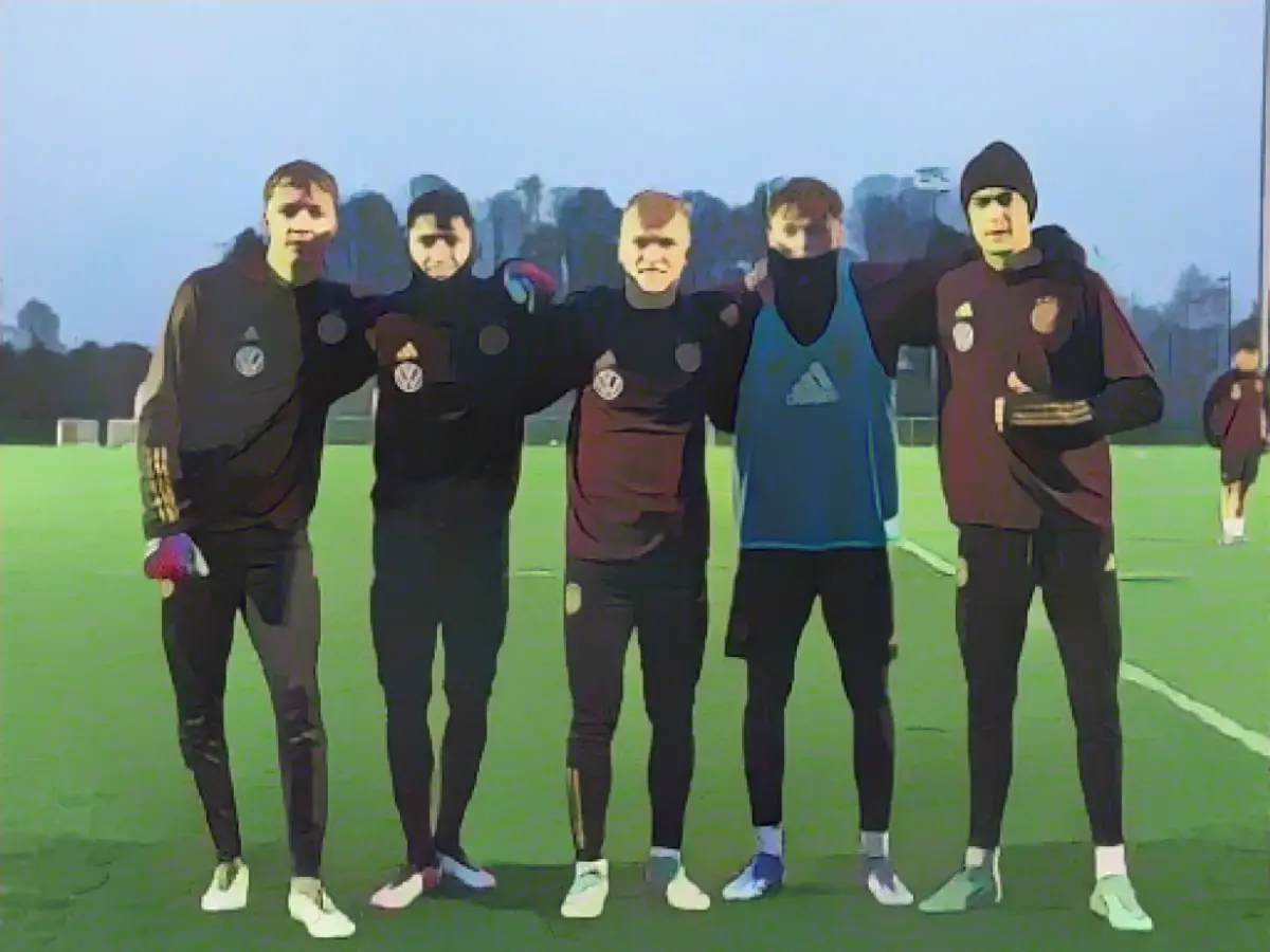 Is a golden Bayern generation posing here?