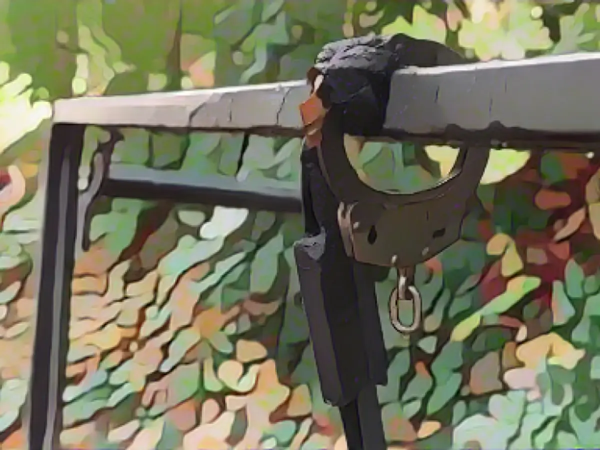 Man (25) tied to bed - and set fire to his apartment!