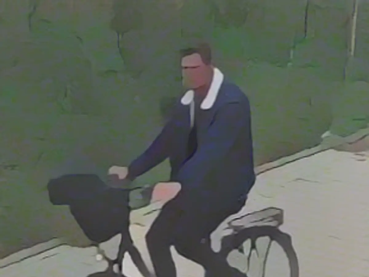 Here a robber cycles to his robbery