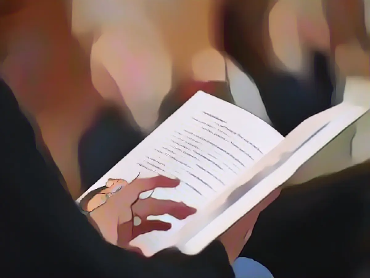 Federal Education Minister: Read to children every day