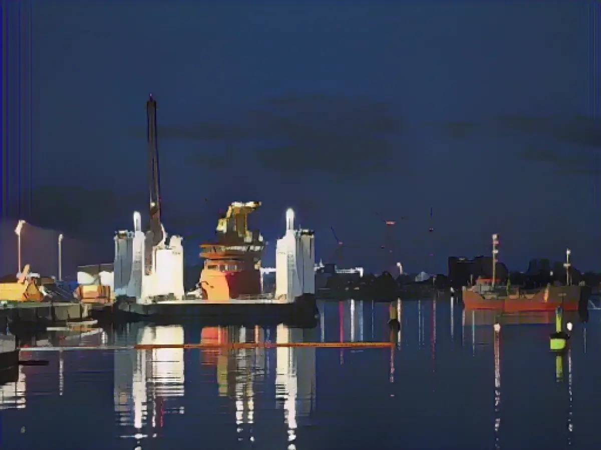 Airbags for salvaging the freighter "Sabine" are being filled