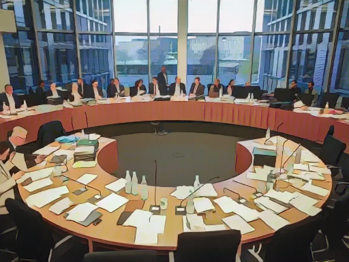 Traffic light seeks solution to budget crisis