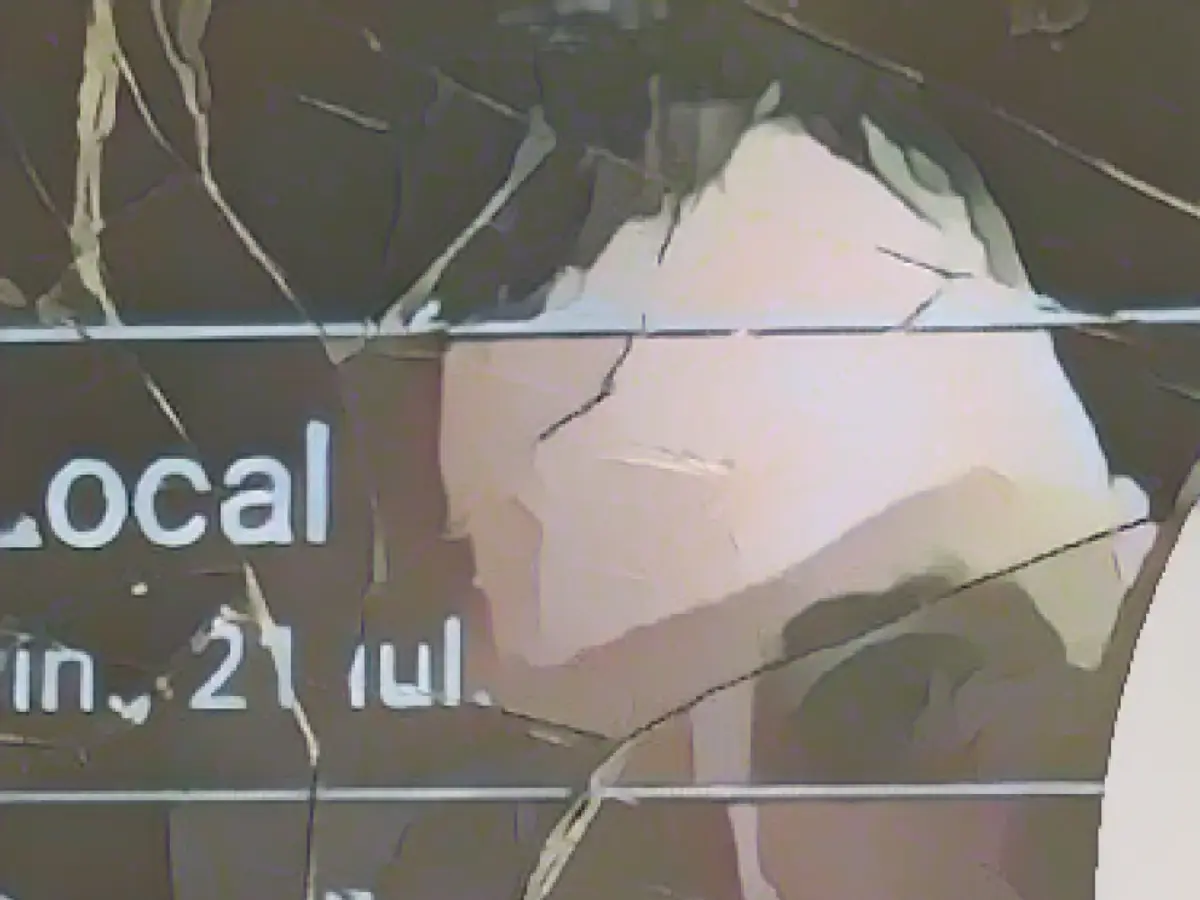 Police chase foolish thug with profile picture