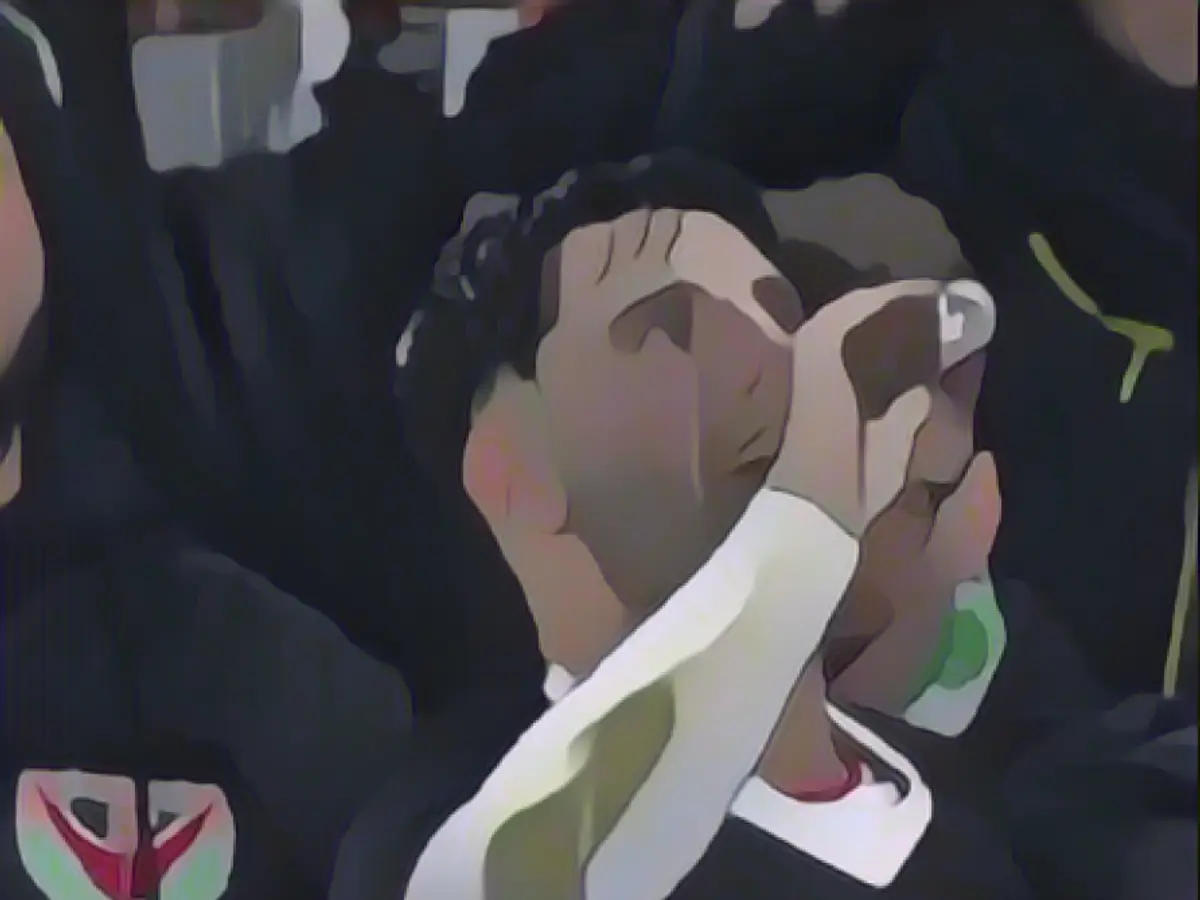 Klopp star drinks with fans in the stands