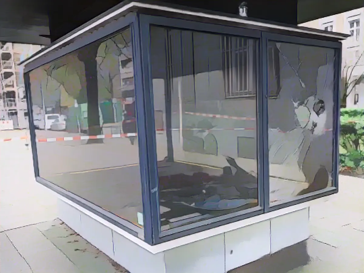 Exhibition in damaged display case to be renewed