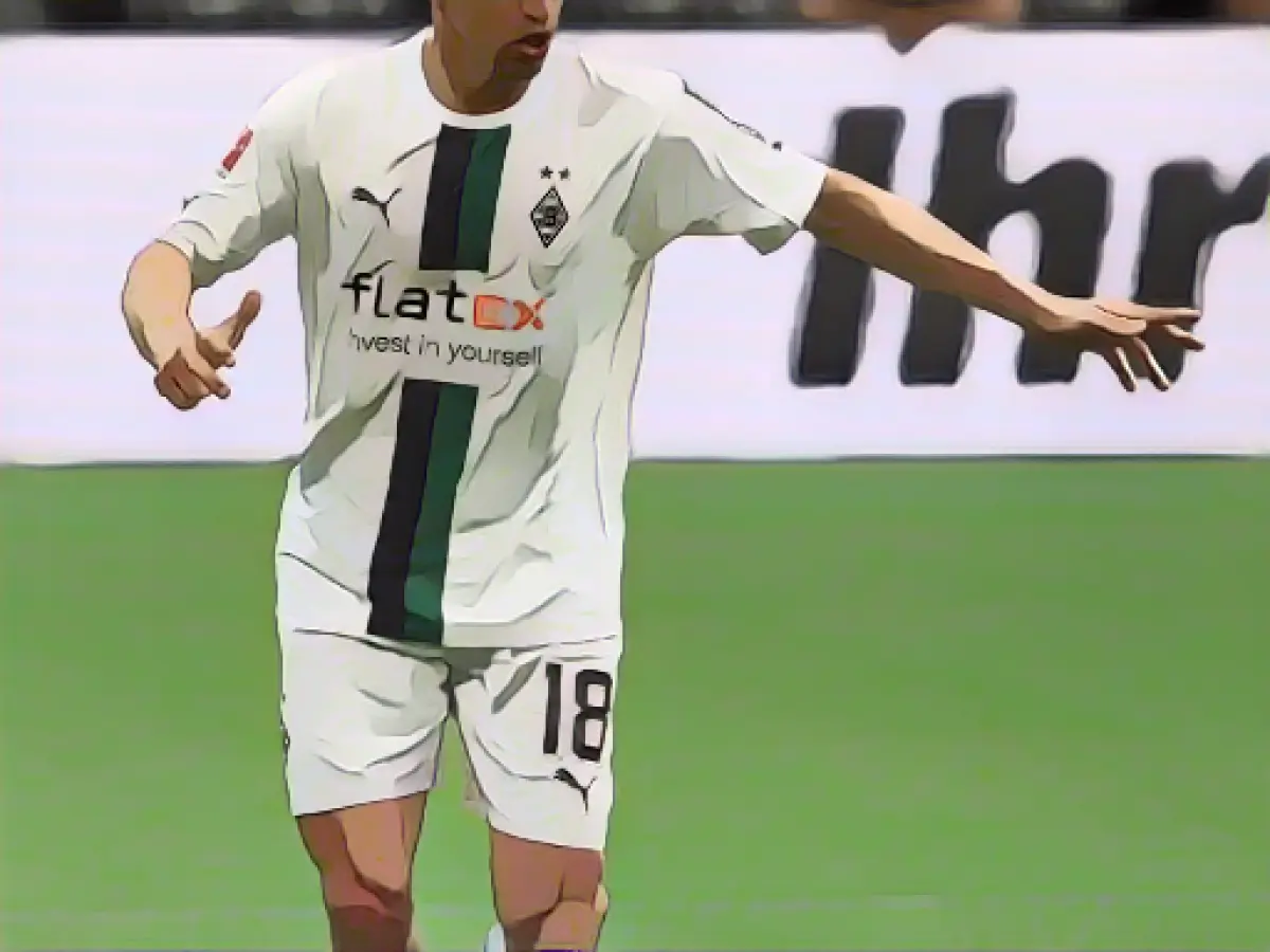 Gladbach's Lainer back in training after cancer diagnosis