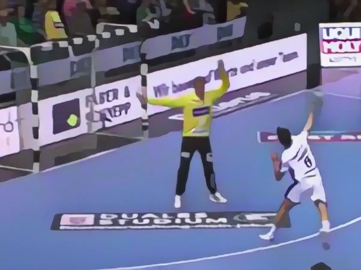 Handball star scores without a shoe