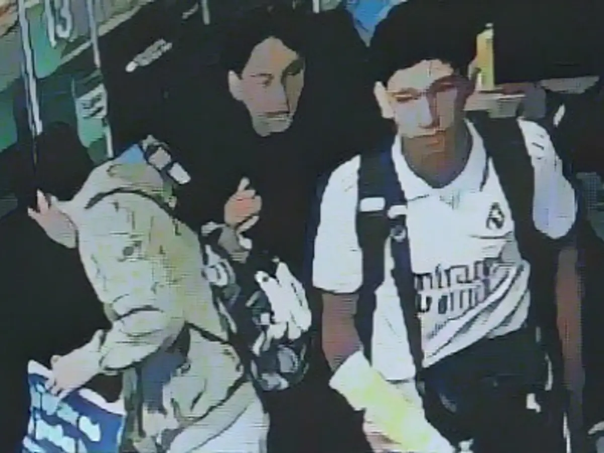 Gang assaults and robs bus driver