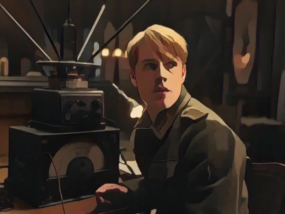 "GQ": Louis Hofmann is one of the "Men of the Year"