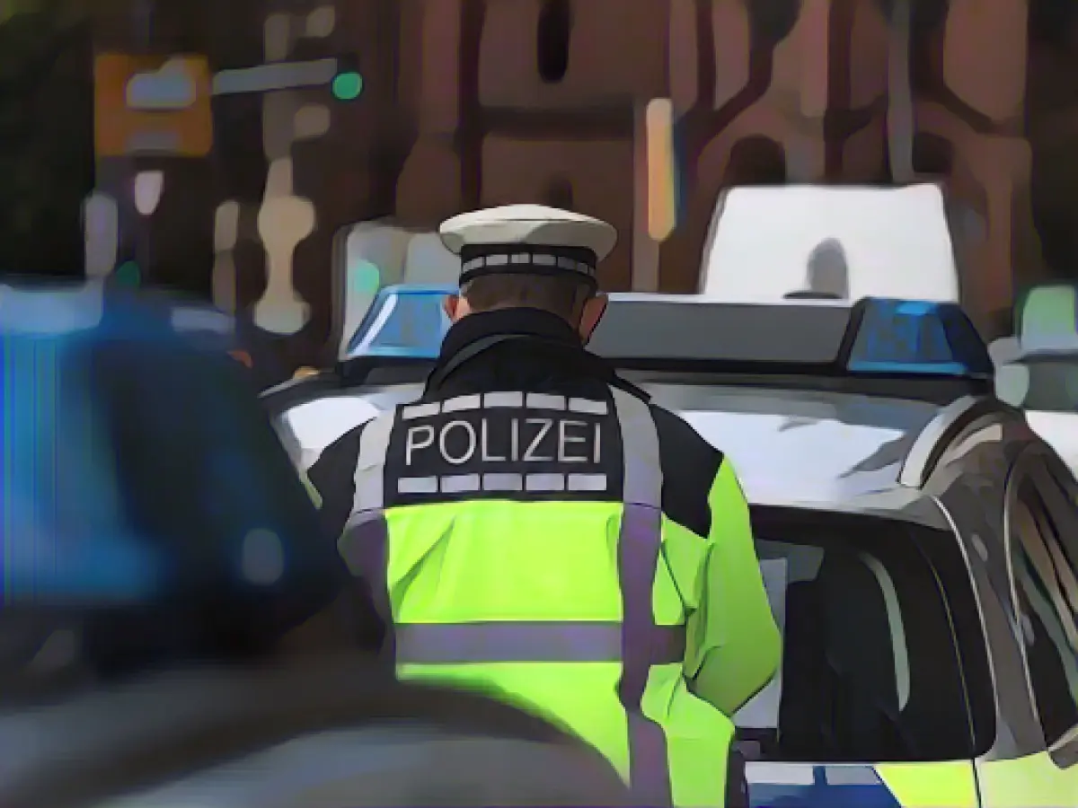 Two police officers slightly injured during a traffic stop