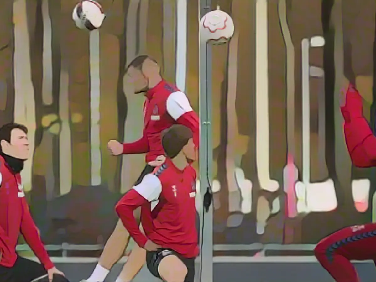 Cologne defenders prepare for Kane!