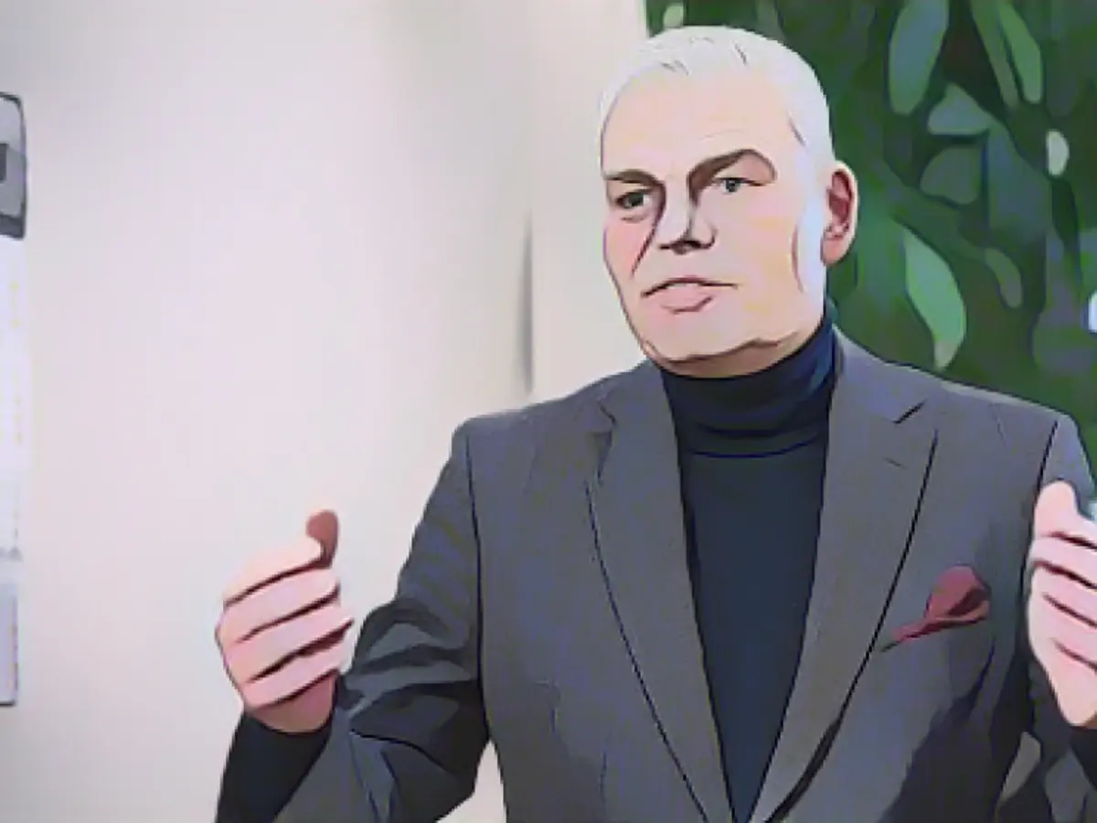 Soccer association lets right-wing club play again