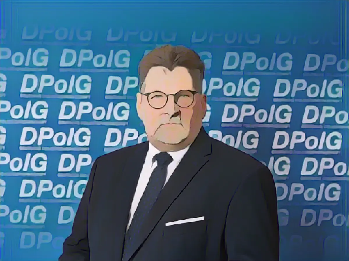 Police union calls on pay-scale employees to go on warning strike