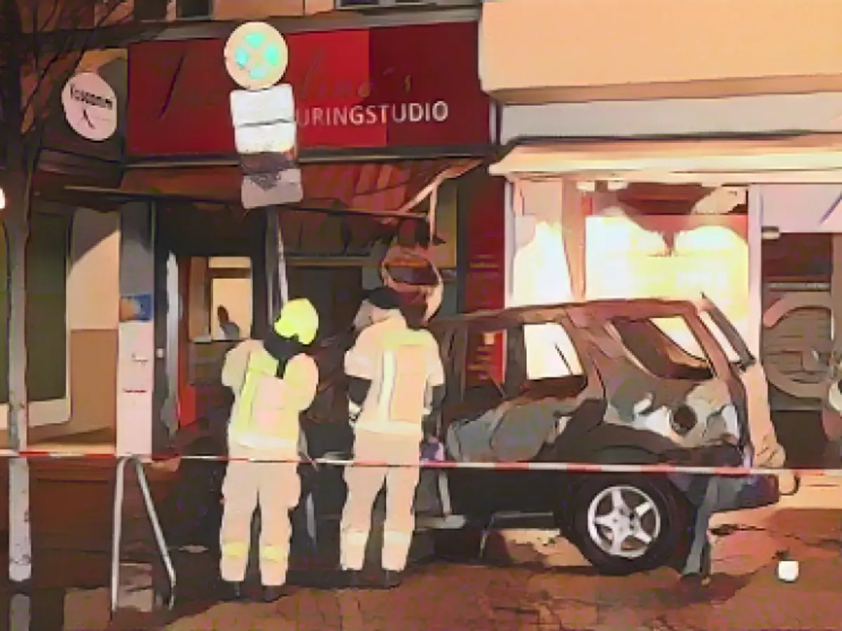 Jewelry store burglary with Mercedes SUV