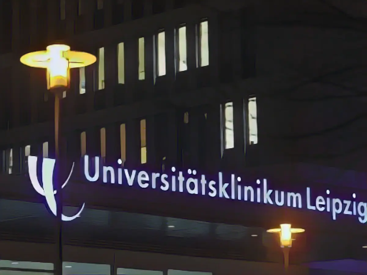 More than 300 university hospital employees on warning strike