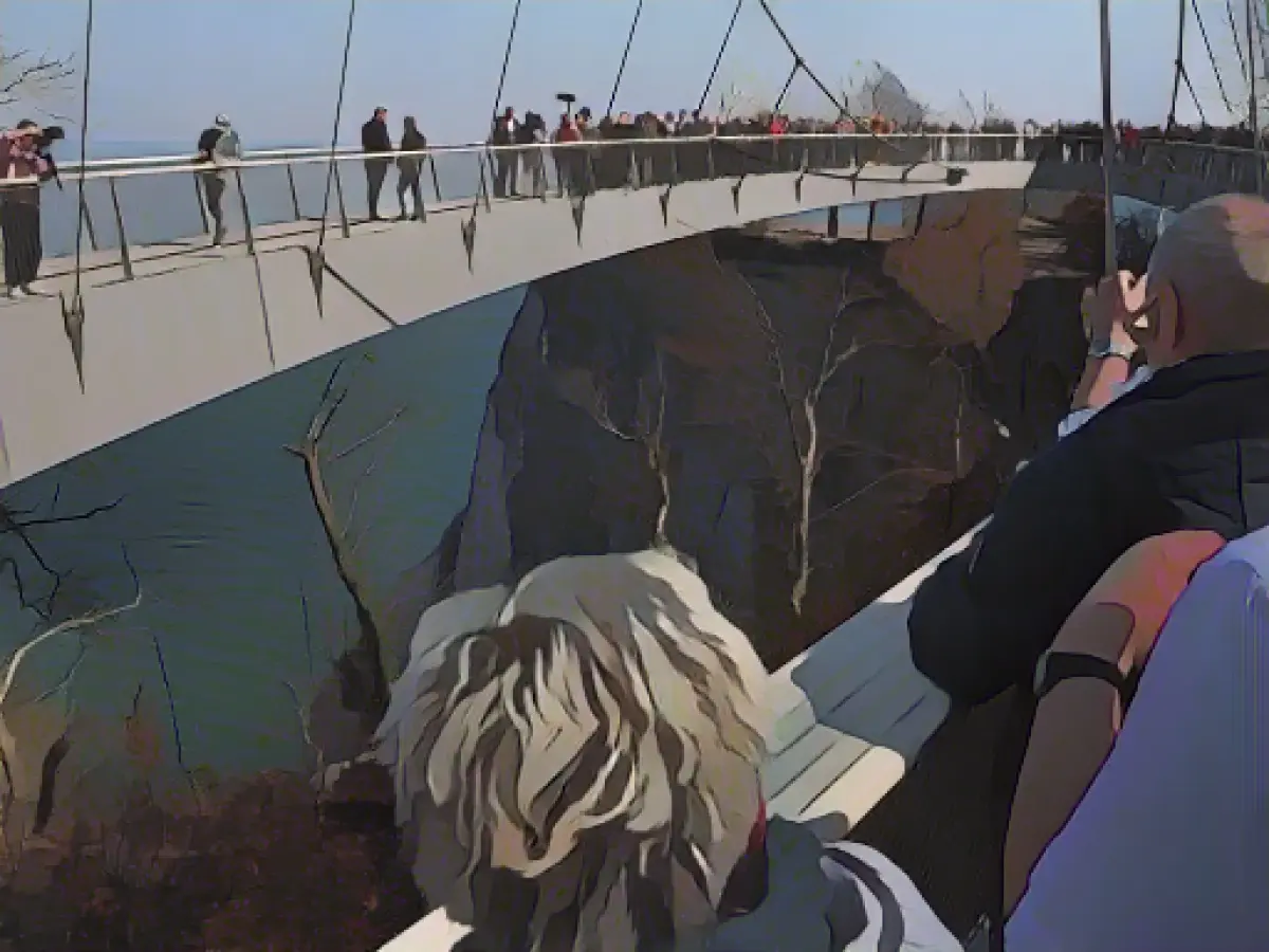 Skywalk pushed into position: Engineering prize for planners