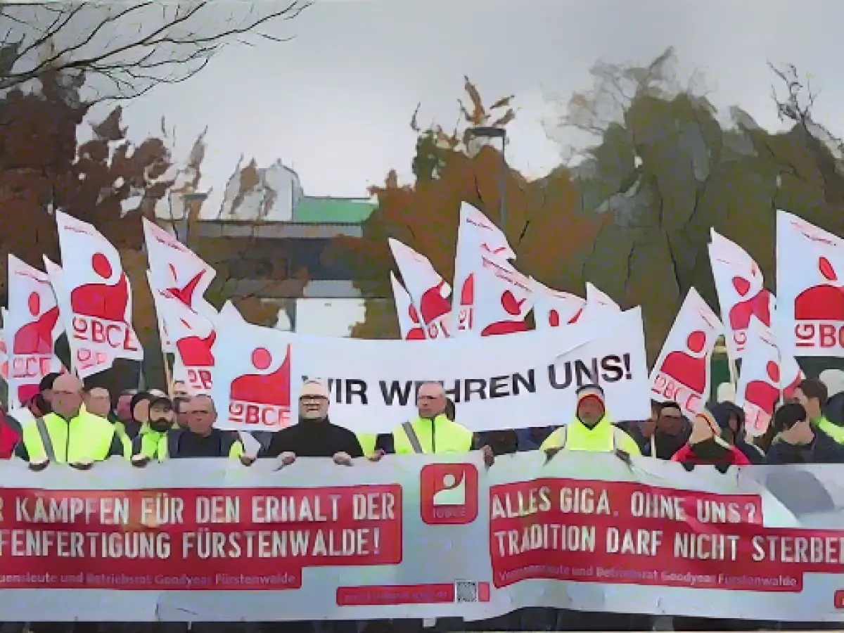 Goodyear: Employees demonstrate against closure plans