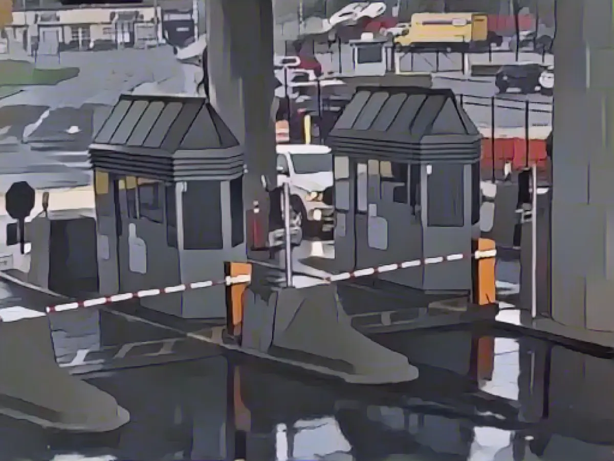 Car explodes at US border with Canada