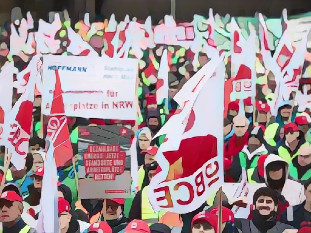 Thousands of employees demonstrate for industrial electricity prices