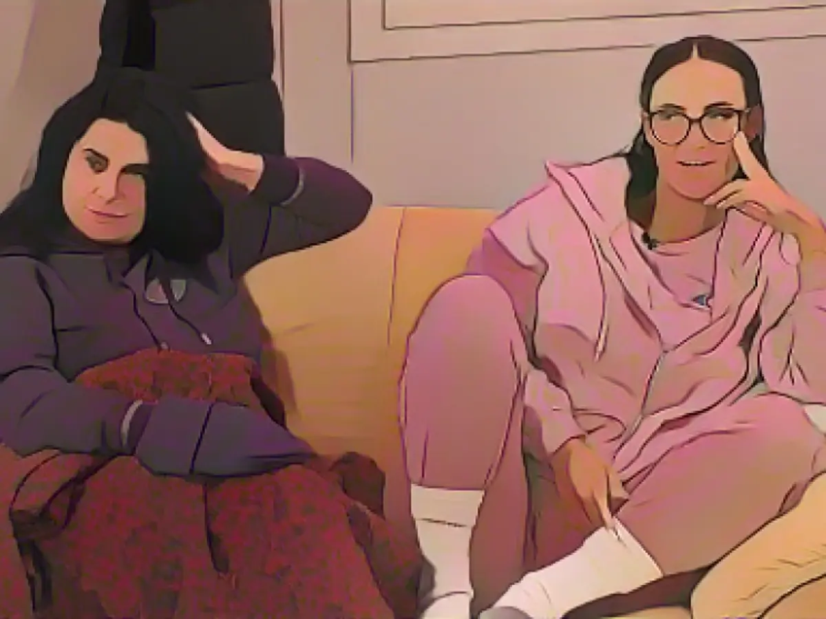 Paulina shaves container icon Jürgen with THESE sayings