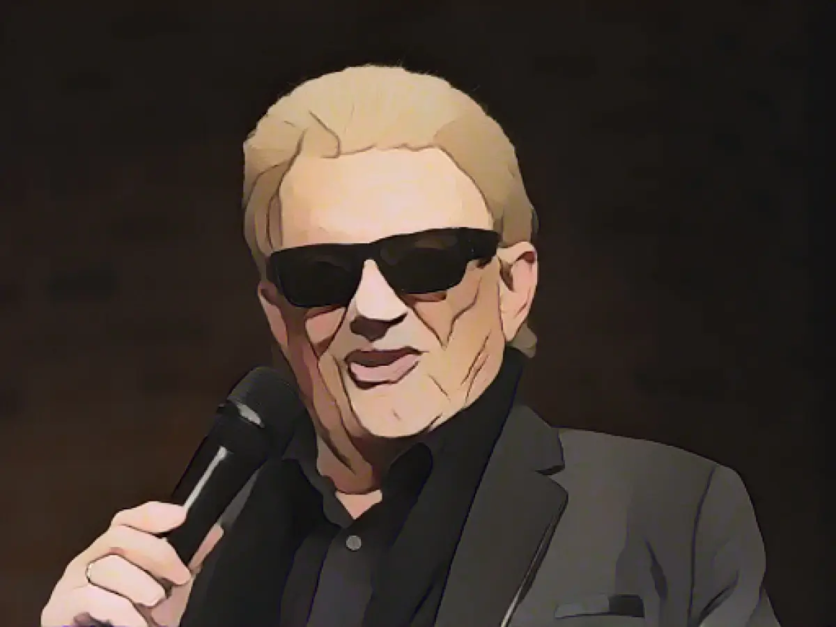 Heino cries at concert for deceased wife Hannelore