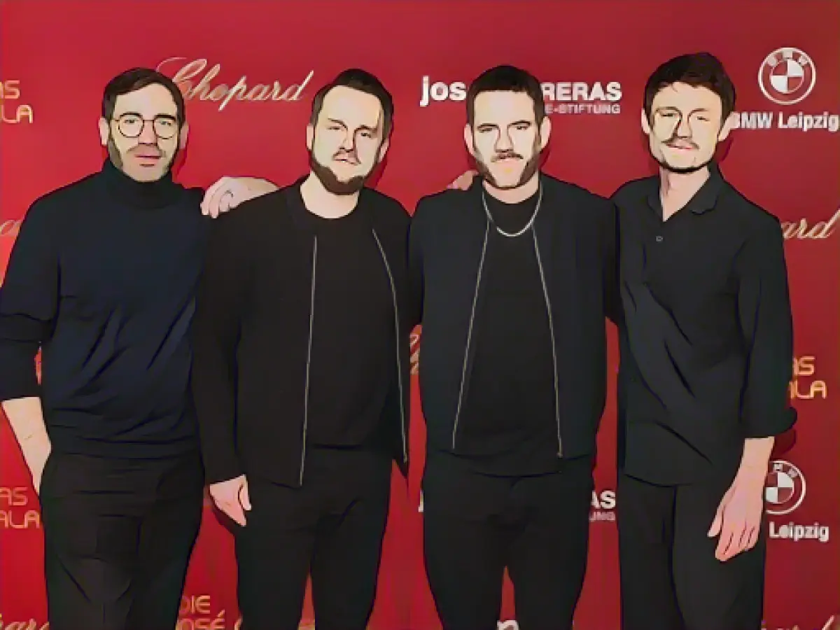 Revolverheld gives surprise concert in Hamburg city center