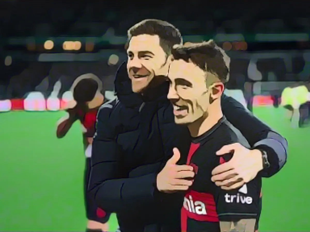 Fan serenade moves birthday boy Alonso