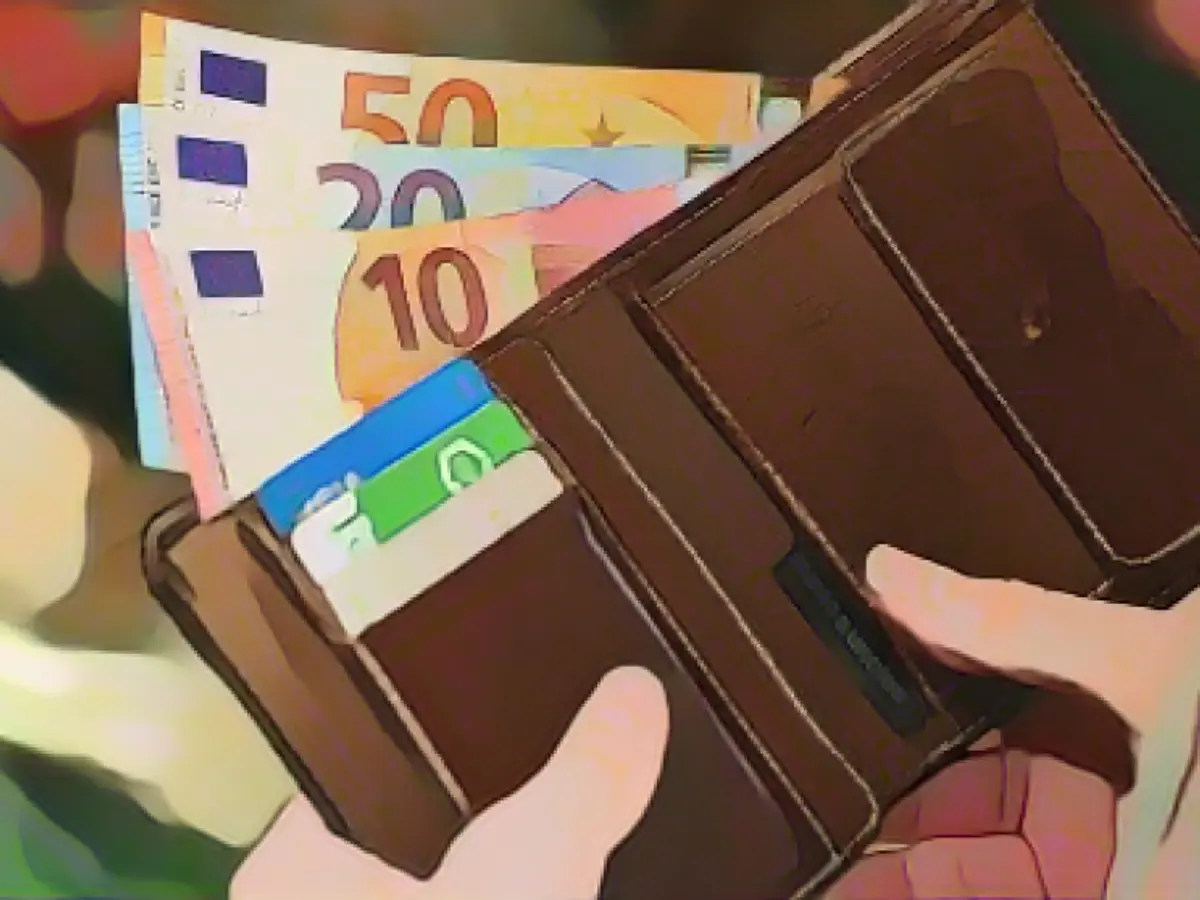Girl (16) hands in wallet with over 7000 euros