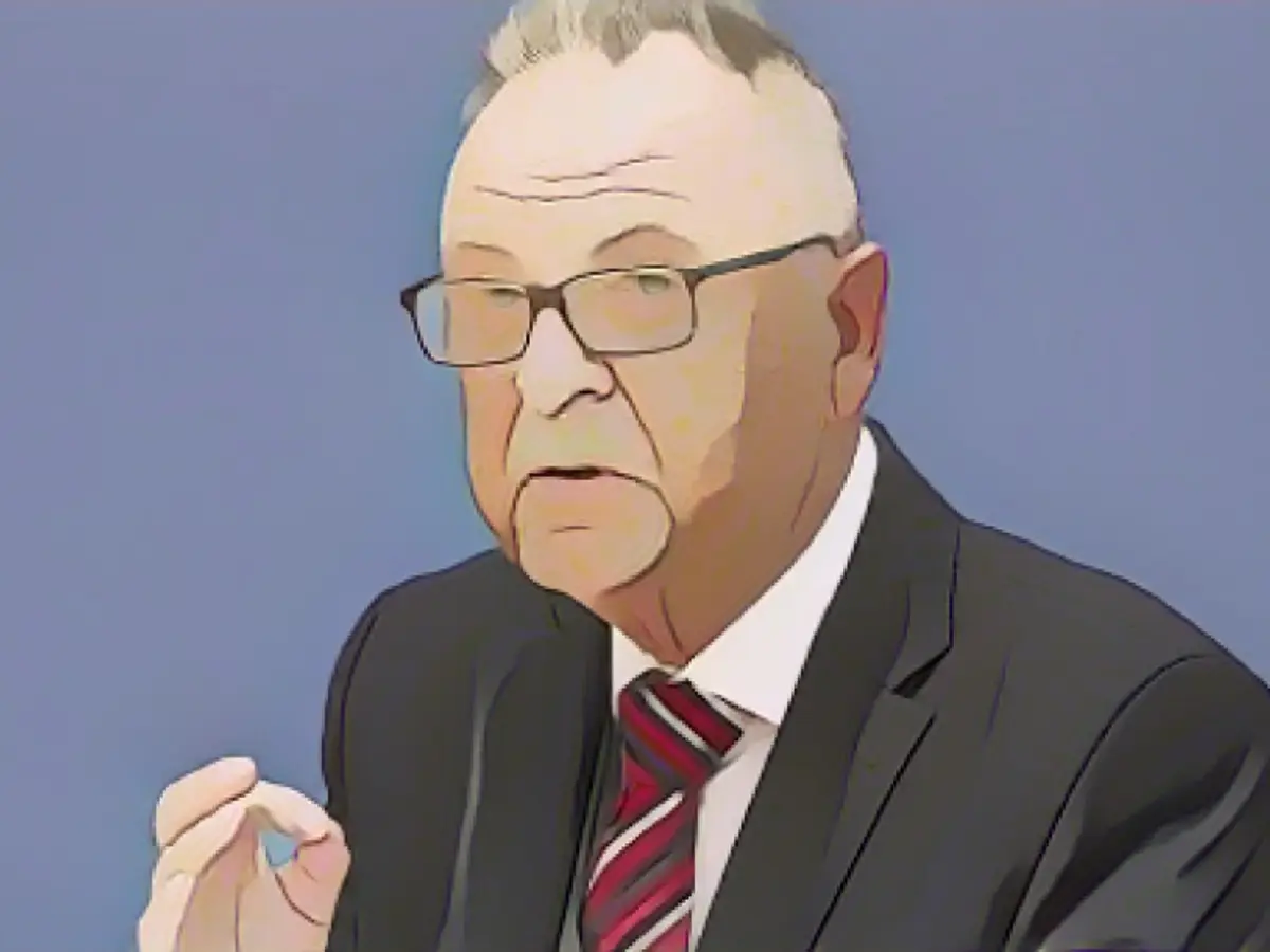 Ex-judge exposes the traffic light asylum scam