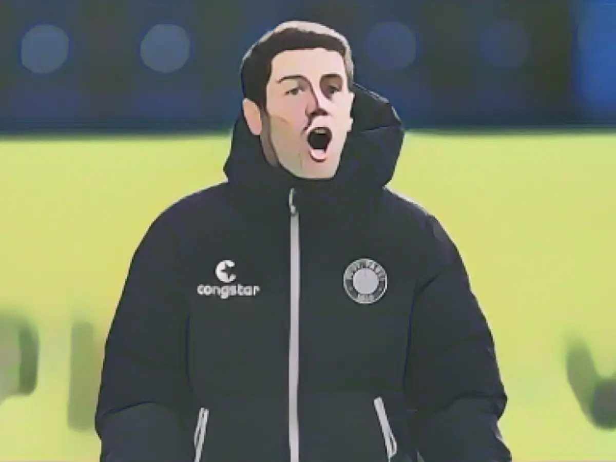 Hürzeler on the bench against HSV