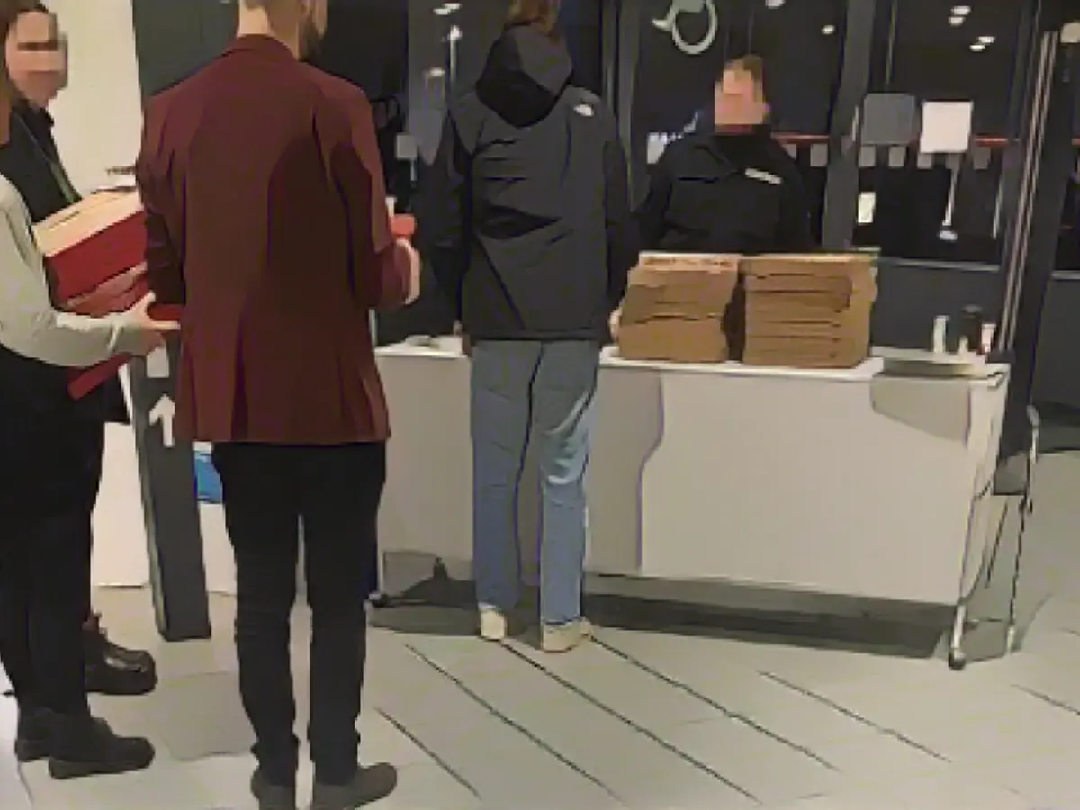 Pizza riot with the Greens