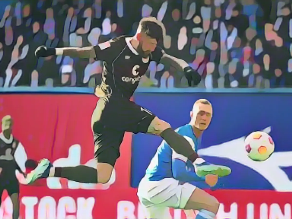 St. Pauli's Hartel chases HSV-Glatzel